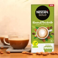 Nescafé Gold Almond Macchiato Oploskoffie - 6 Doosjes à 6 Zakjes -Koffiehuis 1200x1200 304